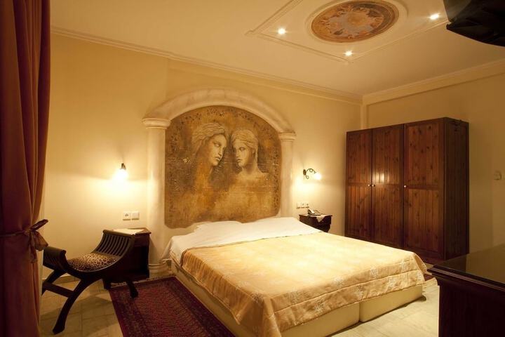 Room 4 of 61
