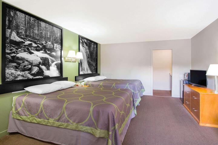2 Queen Beds (7 of 9)