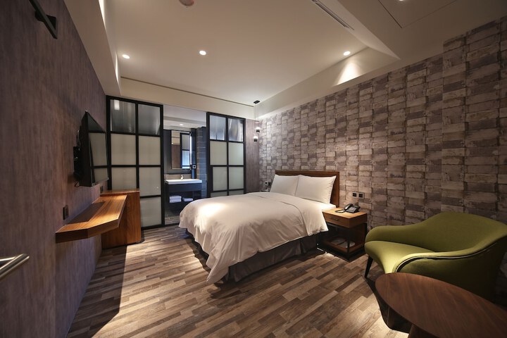 Room 2 of 33