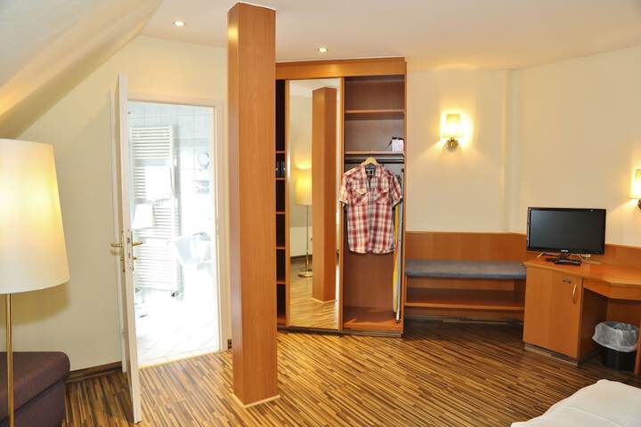 Room 17 of 60