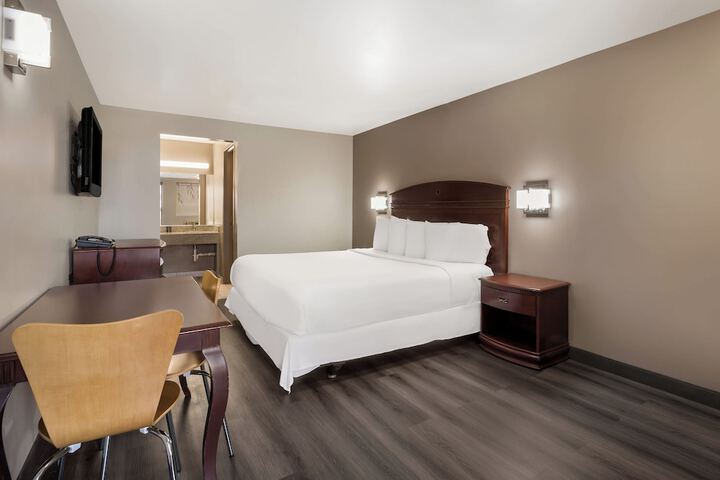 Standard Single King Bed (2 of 8)