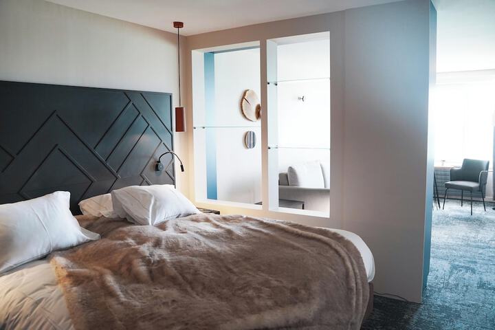 Room 5 of 98