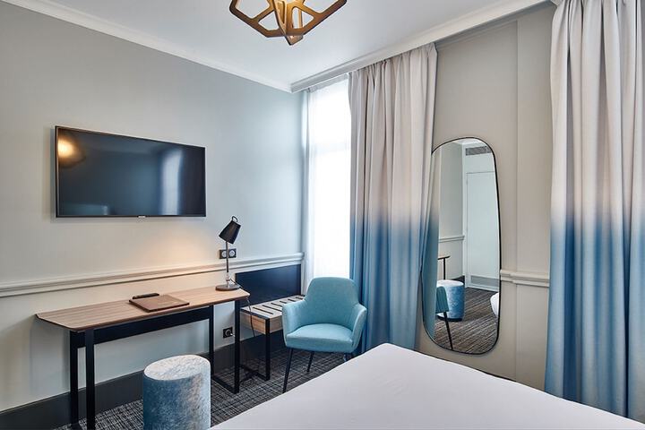 Room 10 of 32