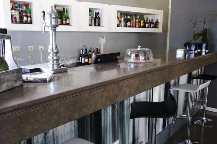 Lounge 44 of 58