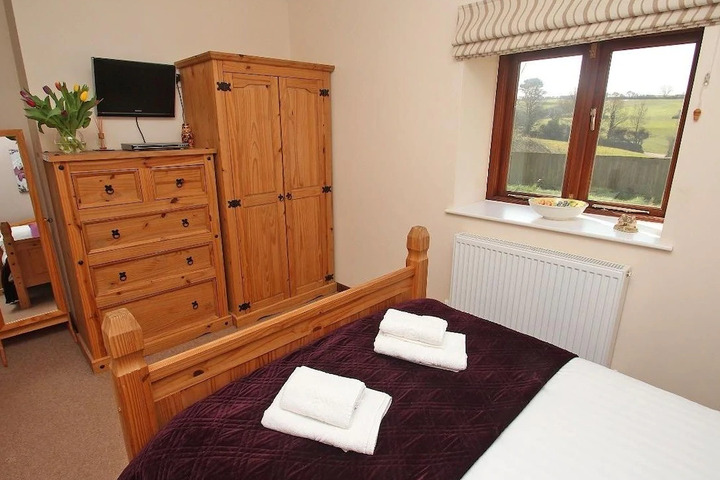 Room 4 of 8