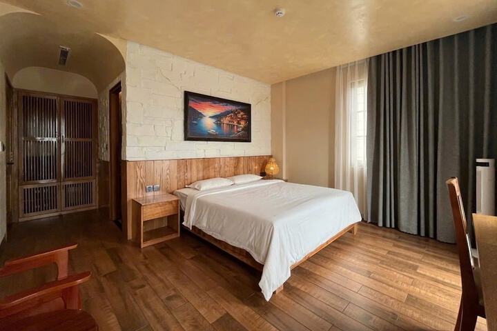 Room 6 of 18