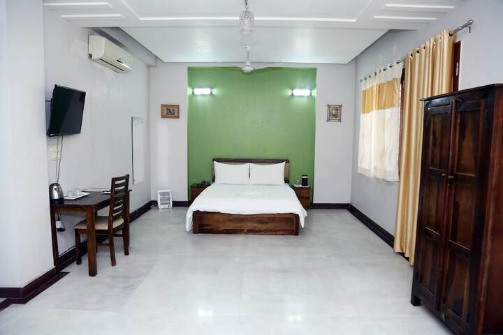 Room 6 of 11