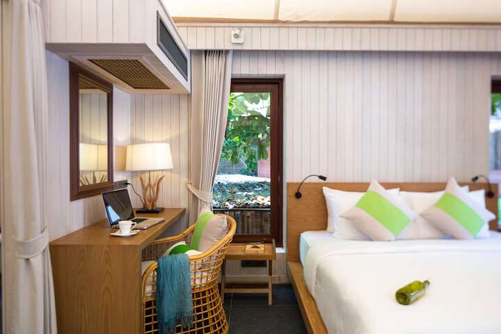 Room 4 of 140