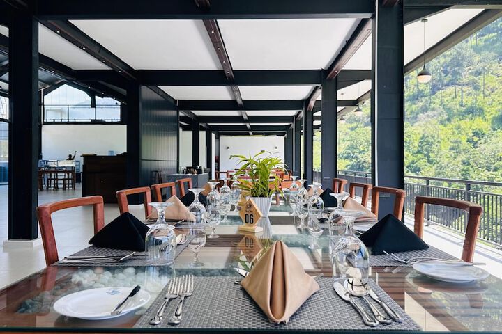 Dining 40 of 49