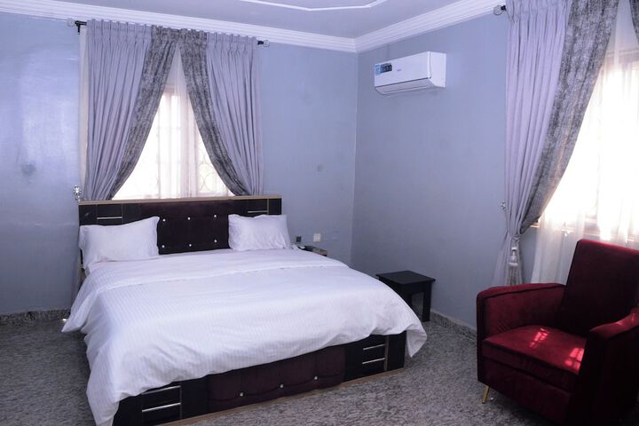 Room 27 of 79