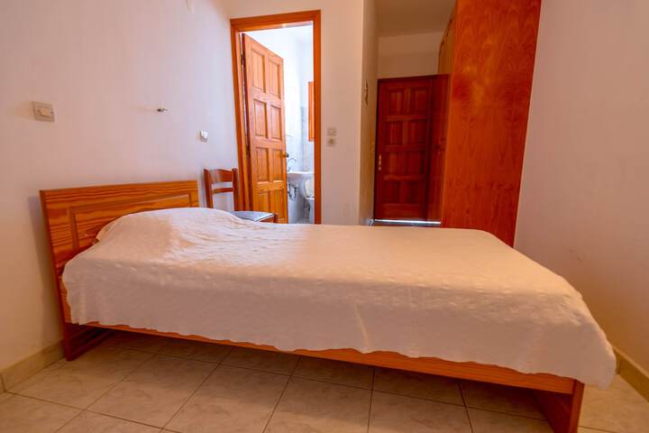Room 3 of 33