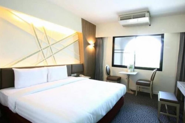 Room 13 of 30