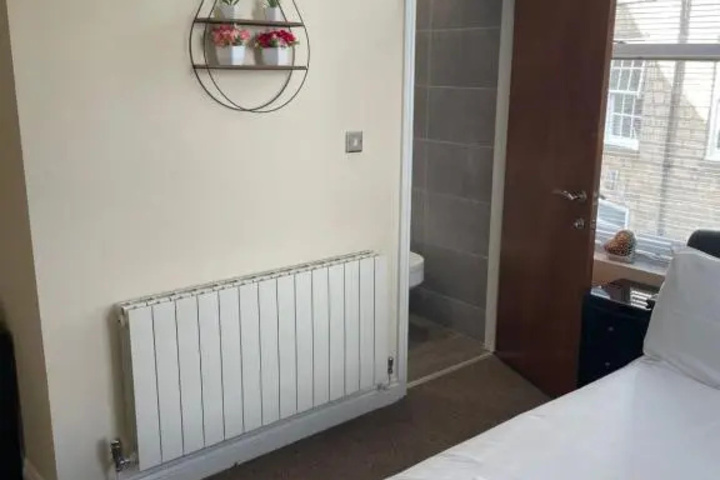 Room 6 of 18