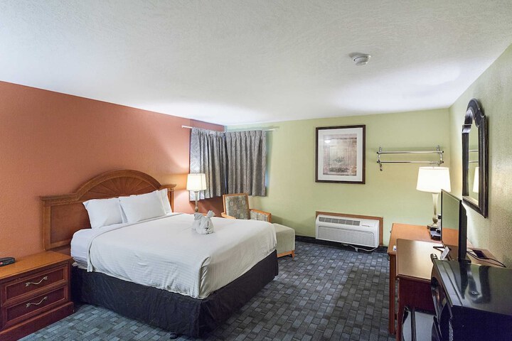 1 Queen Bed (15 of 18)