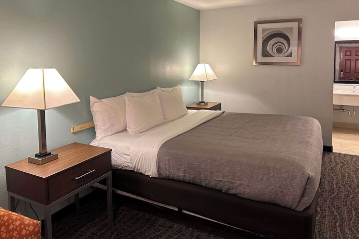 1 King Bed (2 of 5)