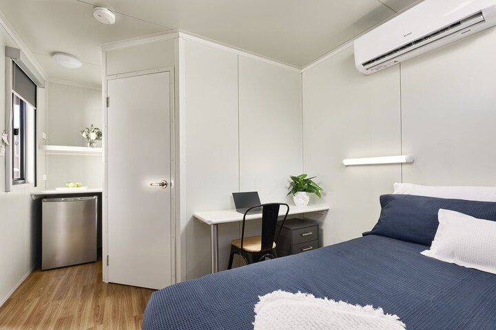 Room 4 of 18
