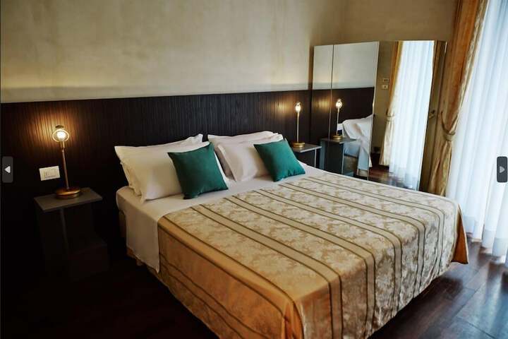 Room 3 of 33