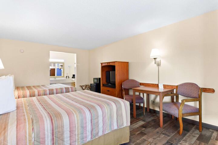 2 Queen Beds (10 of 12)