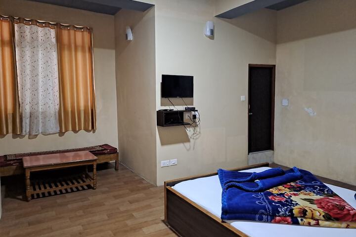 Room 6 of 12