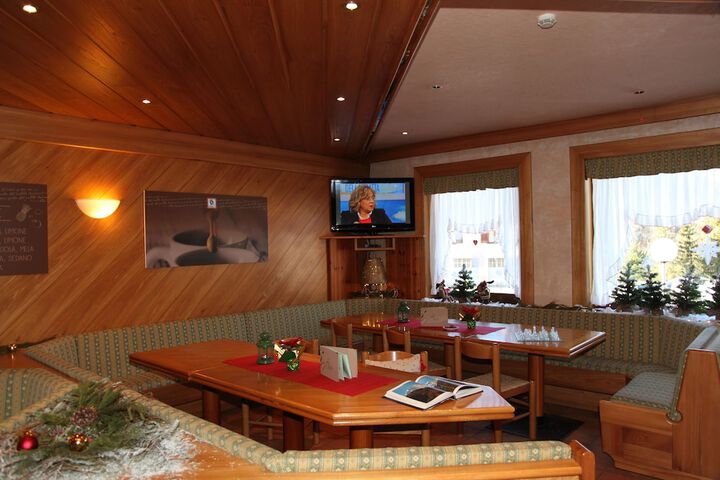 Lounge 38 of 45
