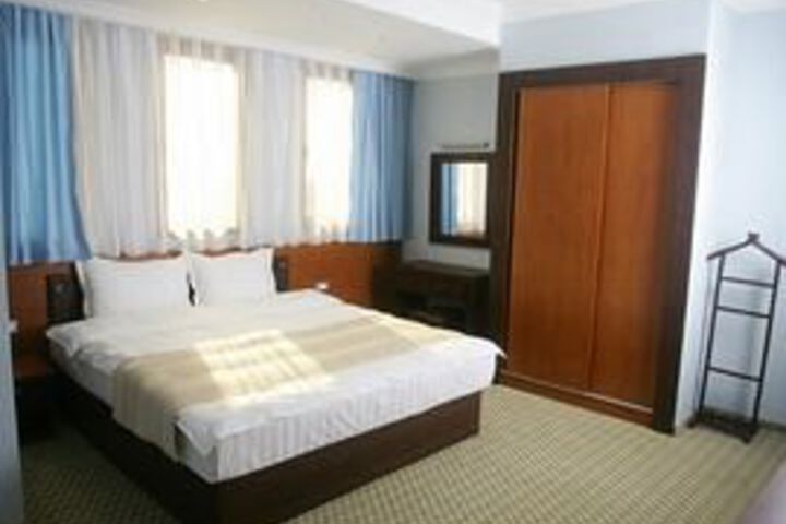 Room 5 of 11