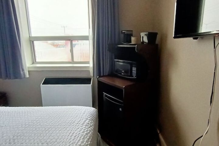 1 Queen Bed (24 of 33)