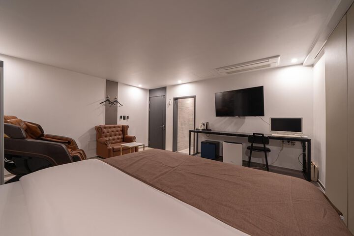 Room 37 of 64