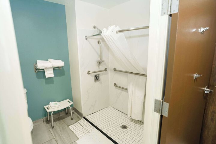 1 Queen Bed Accessible (12 of 31)