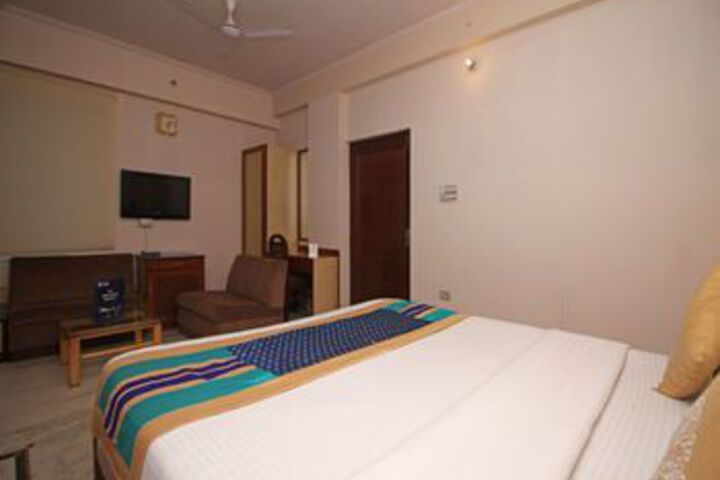 Room 8 of 18