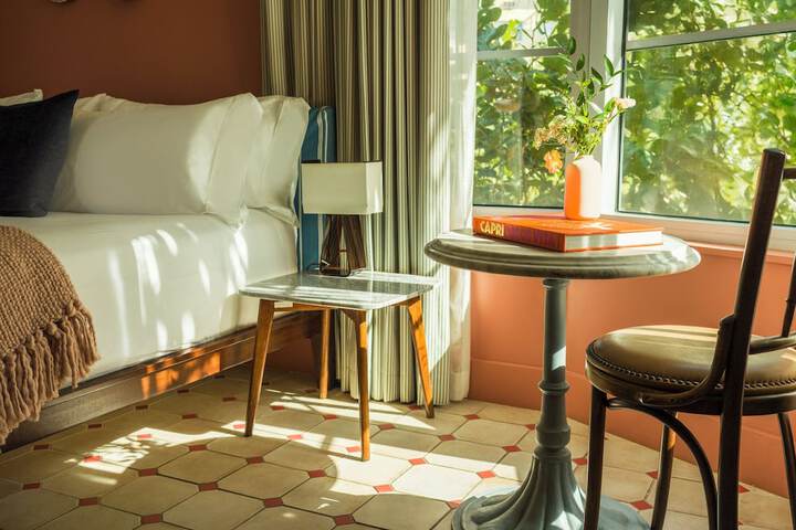 Room 27 of 46