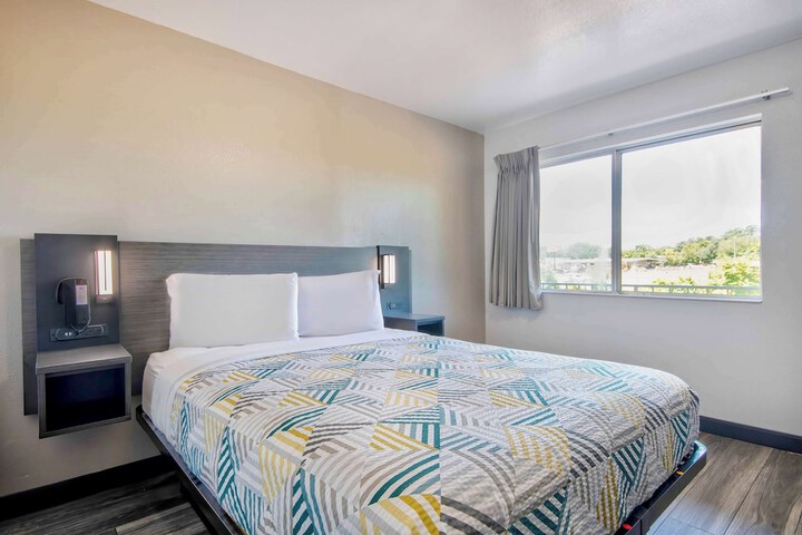 1 Queen Bed (2 of 8)