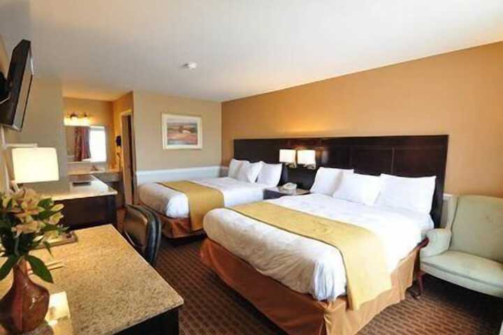 2 Queen Beds (6 of 9)