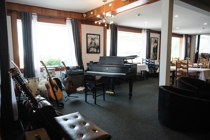Lounge 112 of 183