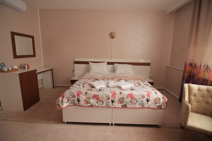 Room 6 of 12