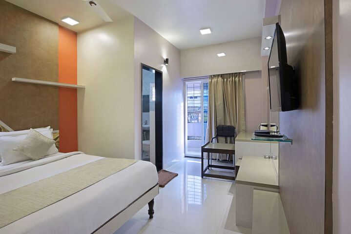 Room 5 of 9