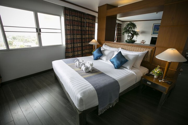 Room 33 of 143