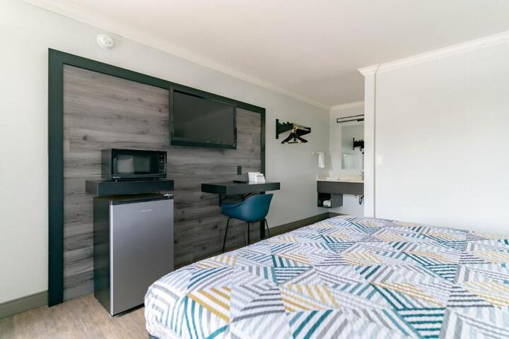 1 King Bed Micfridge (4 of 16)