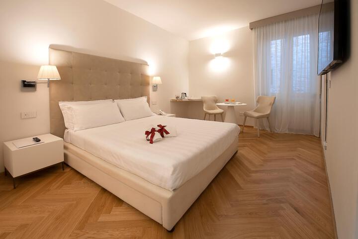 Room 2 of 10