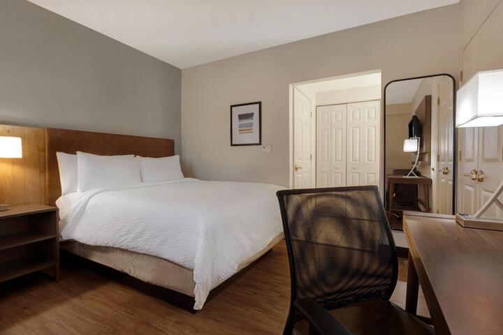 Studio Queen Size Bed (18 of 21)