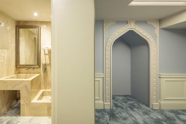 Entrance & Lobby