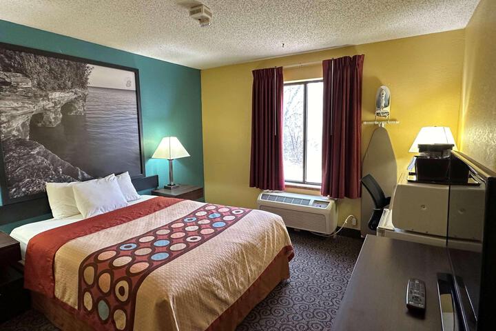 1 Queen Bed Accessible Room (3 of 13)
