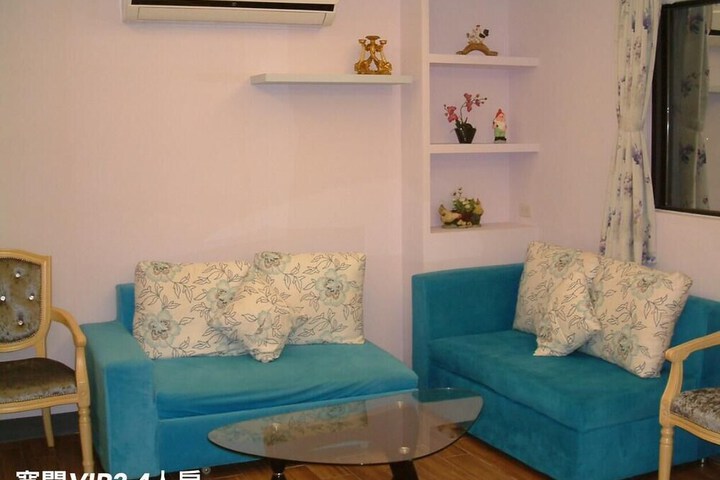 Room 10 of 28