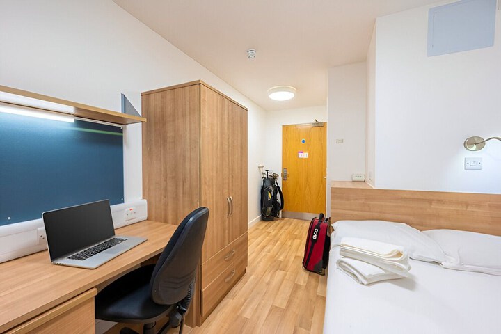 Room 5 of 16