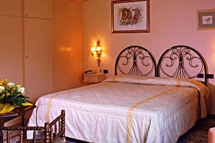 Room 5 of 33