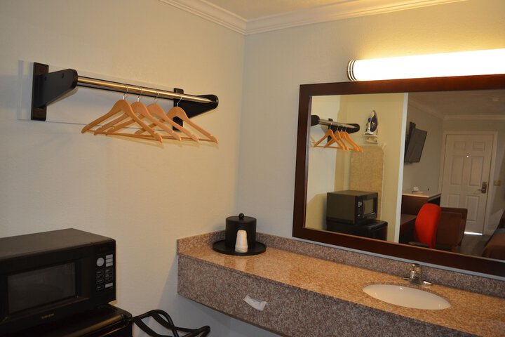 2 Queen Beds (3 of 12)