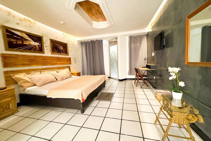 Room 33 of 47