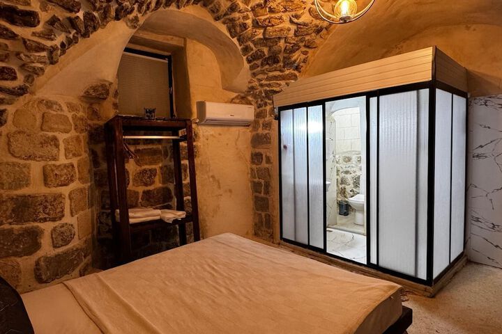 Room 10 of 29