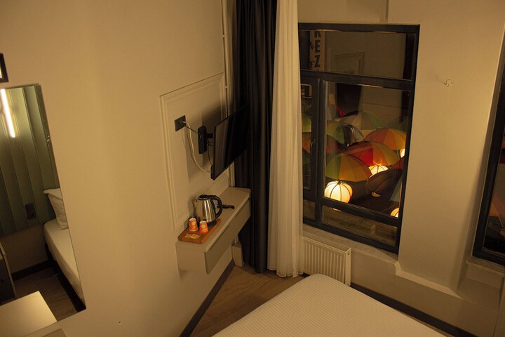 Room 4 of 27