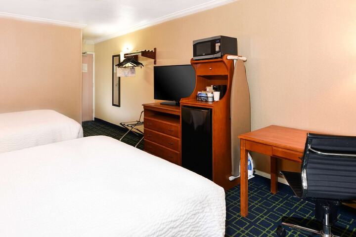 2 Queen Beds Flat Screen Television Microwave and Refrigerator High Speed Internet Acces (4 of 5)