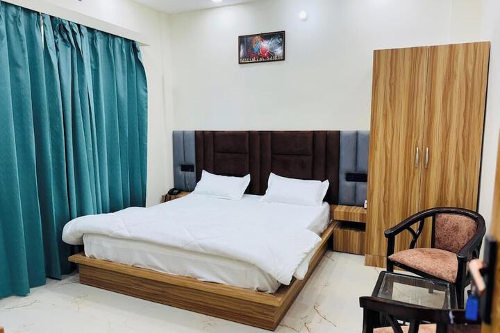 Room 4 of 18